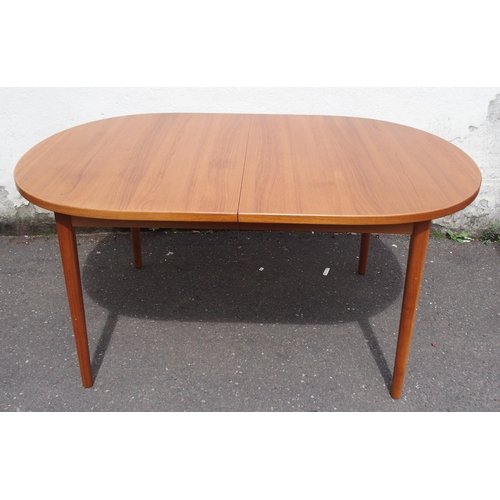 911 - A MID-CENTURY TEAK EXTENDING DINING TABLE