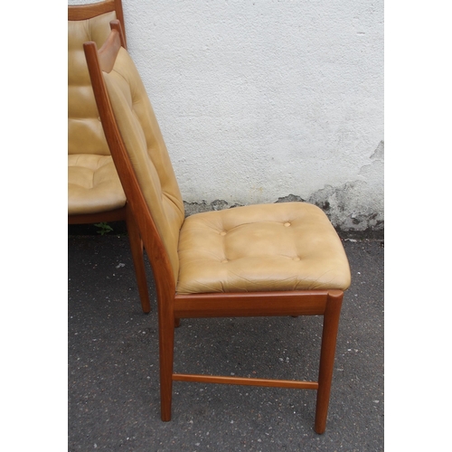 911 - A MID-CENTURY TEAK EXTENDING DINING TABLE