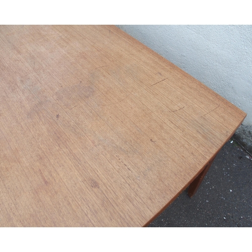 913 - A MID-CENTURY FRANCE AND SON TEAK EXTENDING DINING TABLE