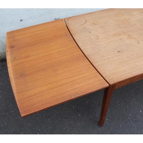 913 - A MID-CENTURY FRANCE AND SON TEAK EXTENDING DINING TABLE