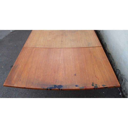 913 - A MID-CENTURY FRANCE AND SON TEAK EXTENDING DINING TABLE