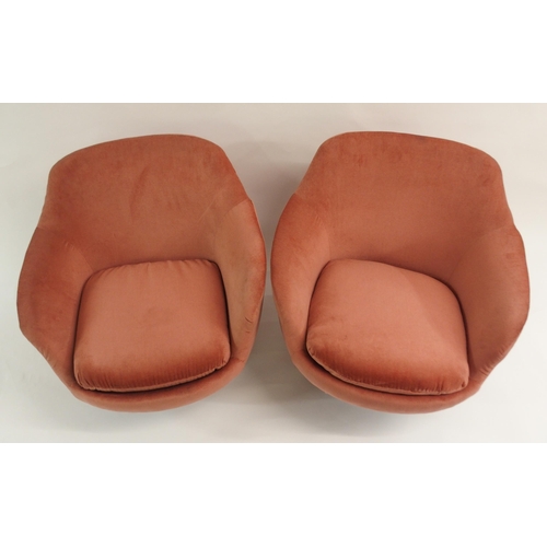 914 - A PAIR OF SWEDISH WEDFURN MID-CENTURY PINK UPHOLSTERED TUB CHAIRS