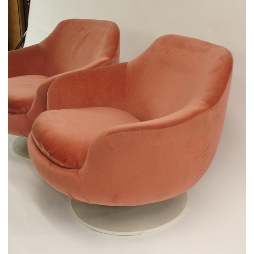 914 - A PAIR OF SWEDISH WEDFURN MID-CENTURY PINK UPHOLSTERED TUB CHAIRS