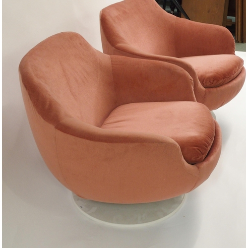 914 - A PAIR OF SWEDISH WEDFURN MID-CENTURY PINK UPHOLSTERED TUB CHAIRS