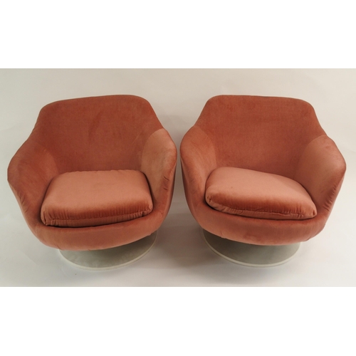 914 - A PAIR OF SWEDISH WEDFURN MID-CENTURY PINK UPHOLSTERED TUB CHAIRS