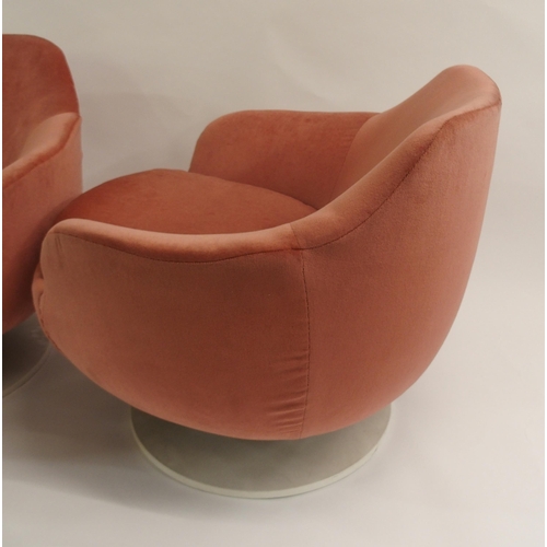 914 - A PAIR OF SWEDISH WEDFURN MID-CENTURY PINK UPHOLSTERED TUB CHAIRS