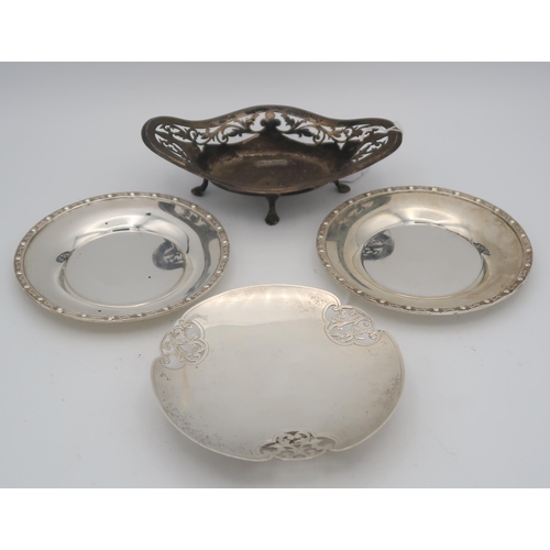 409 - A pair of Elizabeth II silver dishes with celtic knotwork rims, by J B Chatterly & Sons, Edinbur... 