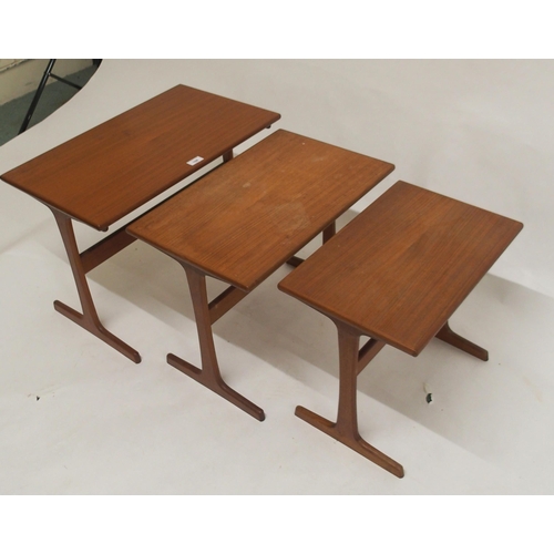 108 - A mid 20th century teak Danish Arne Wahl Iversen for Vinde Mobelfrabrik nest of three tables, 44cm h... 