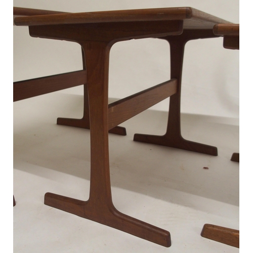 108 - A mid 20th century teak Danish Arne Wahl Iversen for Vinde Mobelfrabrik nest of three tables, 44cm h... 