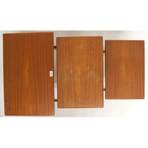 108 - A mid 20th century teak Danish Arne Wahl Iversen for Vinde Mobelfrabrik nest of three tables, 44cm h... 