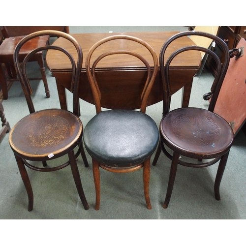 117 - A Victorian mahogany Pembroke table and three assorted bentwood café chairs (4)