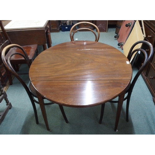 117 - A Victorian mahogany Pembroke table and three assorted bentwood café chairs (4)