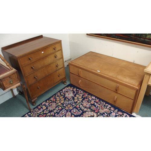 86 - A 20th century mahogany four drawer chest on cabriole feet and another low two drawer chest (2)