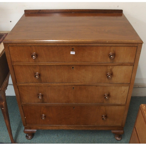 86 - A 20th century mahogany four drawer chest on cabriole feet and another low two drawer chest (2)