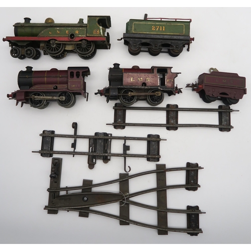 533 - Hornby 0-gauge clockwork locomotives and track, including one in green LNER livery