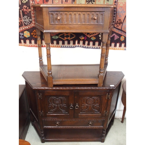 109 - A 20th century stained oak two door court cabinet and a oak single drawer side table (2)