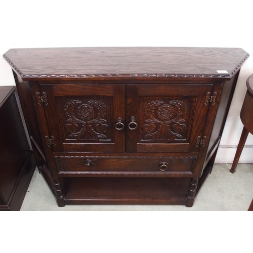 109 - A 20th century stained oak two door court cabinet and a oak single drawer side table (2)