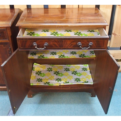 82 - A pair of 20th century mahogany side cabinets (2)