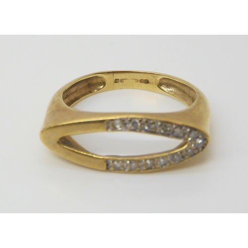 565 - A 9ct gold retro design diamond accent dress ring, size K1/2, weight 2gms