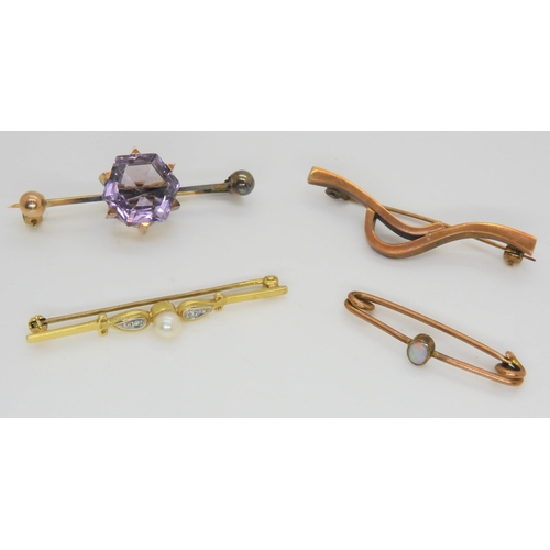 580 - A 9ct gold amethyst set brooch, a diamond accent and pearl brooch, and two yellow metal brooches one... 