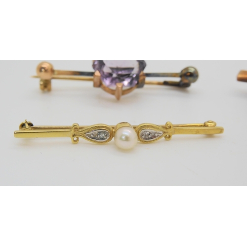 580 - A 9ct gold amethyst set brooch, a diamond accent and pearl brooch, and two yellow metal brooches one... 