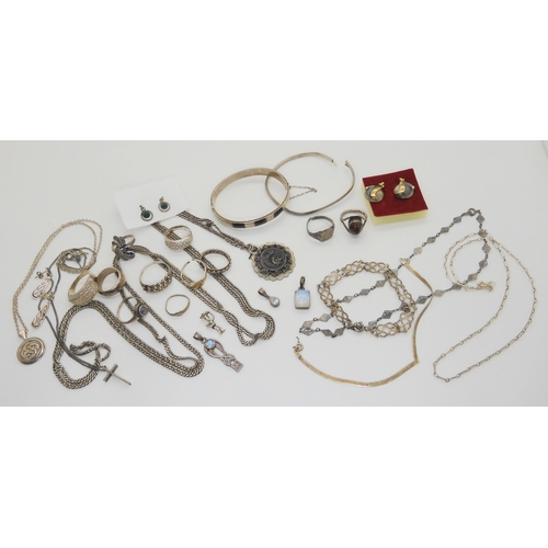 640 - A collection of silver and white metal items to include a silver agate inlaid bangle, moss agate rin... 