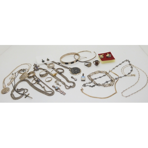 640 - A collection of silver and white metal items to include a silver agate inlaid bangle, moss agate rin... 