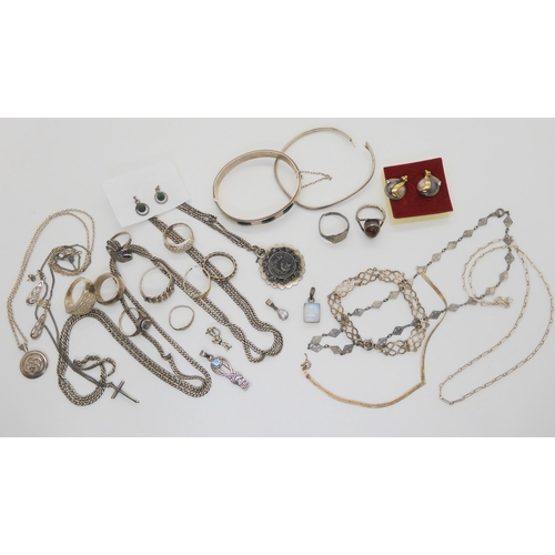 640 - A collection of silver and white metal items to include a silver agate inlaid bangle, moss agate rin... 