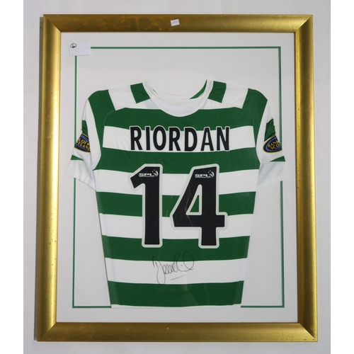 444B - SPORTING MEMORABILIAA framed Celtic home football shirt, signed by Derek Riordan... 