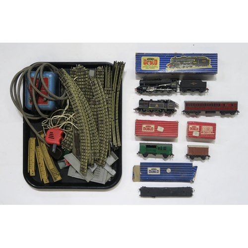 458D - Hornby Dublo model railway components, to include an LT25 L.M.R. 8F 2-8-0 Freight Locomotive and Ten... 