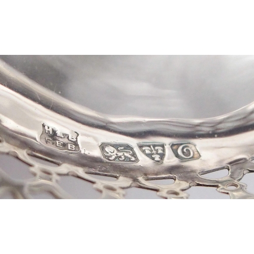 323 - An Edwardian silver swing handled basket, of oval form, the rim and handle with cast leaf decoration... 