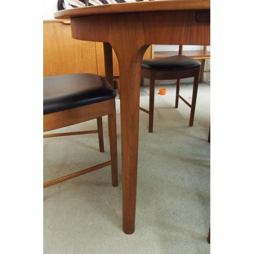 95 - A mid 20th century teak A.H. McIntosh circular extending dining table, 74cm high x 122cm diameter x ... 