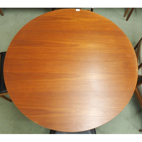 95 - A mid 20th century teak A.H. McIntosh circular extending dining table, 74cm high x 122cm diameter x ... 