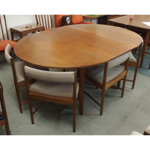 96 - A mid 20th century teak A.H. McIntosh circular extending dining table, 74cm high x 122cm diameter x ... 