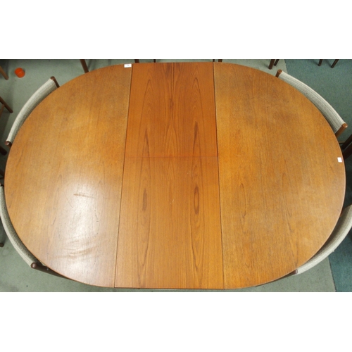 96 - A mid 20th century teak A.H. McIntosh circular extending dining table, 74cm high x 122cm diameter x ... 