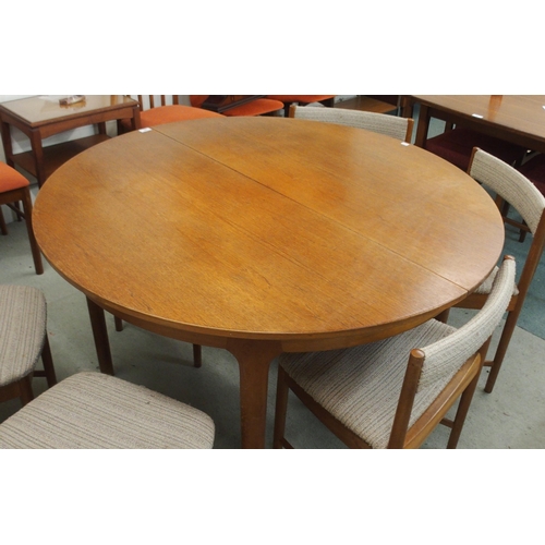 96 - A mid 20th century teak A.H. McIntosh circular extending dining table, 74cm high x 122cm diameter x ... 