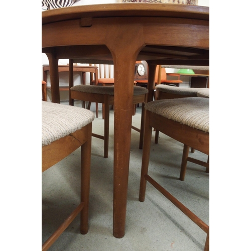 96 - A mid 20th century teak A.H. McIntosh circular extending dining table, 74cm high x 122cm diameter x ... 