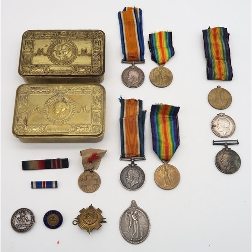 362 - A quantity of WW1 medals and badges, comprising two Defence Medal and British War Medal pairings (25... 