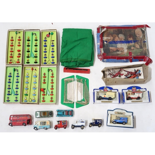 419 - Various toys, comprising boxed Subbuteo teams (Clydebank, Chelsea, Spain, Barcelona, Manchester City... 