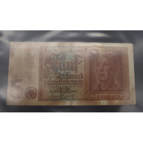 347 - A collection of banknotes with WW2 The Japanese Government One Ruppee and Ten Ruppee, One Centavo  a... 