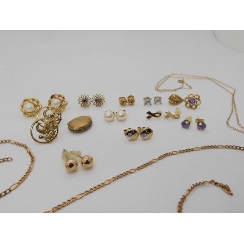 668 - A collection of 9ct gold and yellow metal items to include, a pair of Glasgow motto earrings, a lock... 