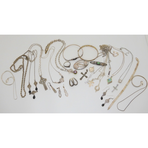 688B - A collection of silver and white metal items to include chains and pendants