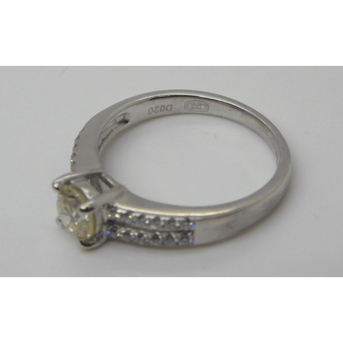 725 - An 18ct white gold diamond ring set with an estimated approx 0.50ct diamond with further diamonds to... 