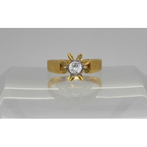 731 - An 18ct gold retro diamond flower shaped ring, set with a 0.20ct estimated approx brilliant cut diam... 