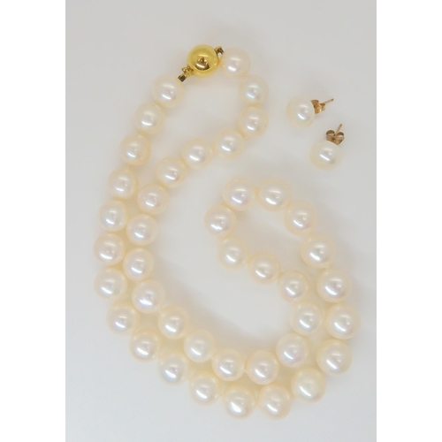 806 - A string of uniform cultured pearls, approx. 1cm diameter, with slight pink lustre, 21cm long, toget... 