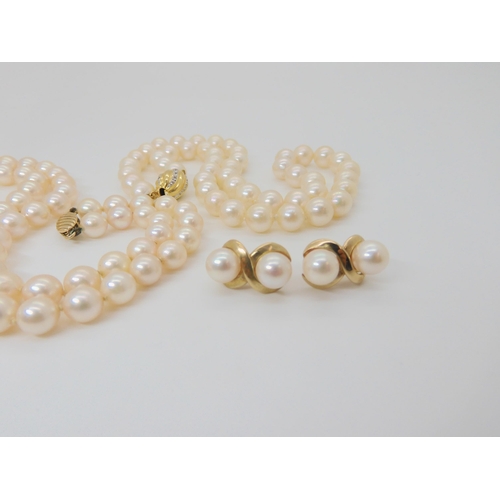 808 - A string of uniform cultured pearls with 18ct diamond set clasp, pearls 8cm diameter, necklace lengt... 