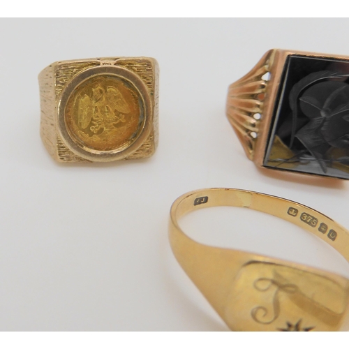 825 - A 9ct wedding band, an onyx set signet ring, and eight other 9ct gold rings, weigh together 40.... 