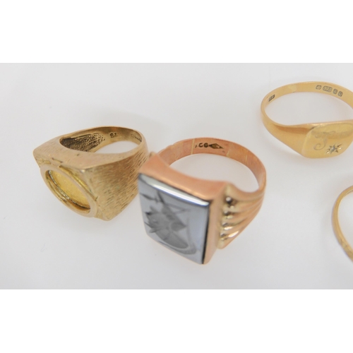 825 - A 9ct wedding band, an onyx set signet ring, and eight other 9ct gold rings, weigh together 40.... 