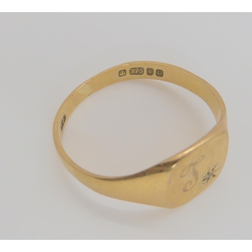 825 - A 9ct wedding band, an onyx set signet ring, and eight other 9ct gold rings, weigh together 40.... 