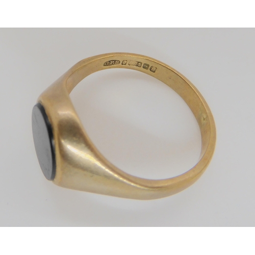 825 - A 9ct wedding band, an onyx set signet ring, and eight other 9ct gold rings, weigh together 40.... 